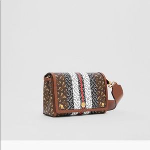 compact crossbody bag printed with a
distinctive Monogram stripe.
